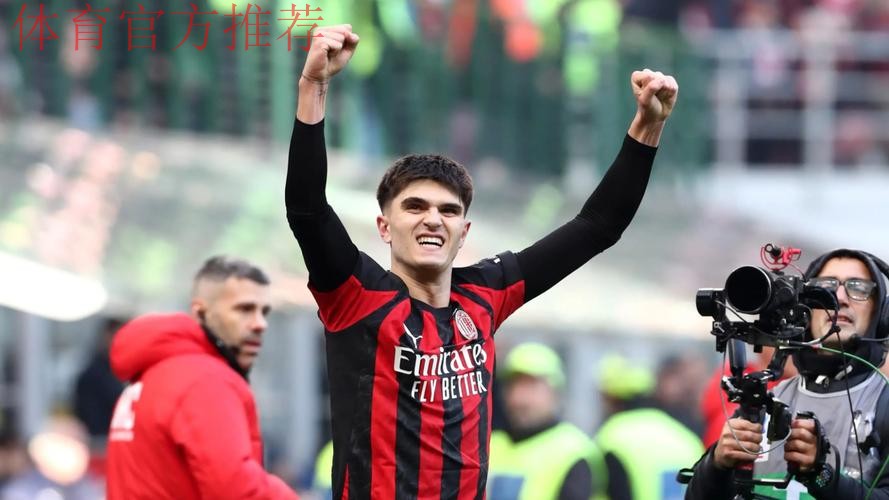 意甲知名评论员谈米兰2比2战平萨索洛，米兰替补席不仅人员单薄，实用性也极低，